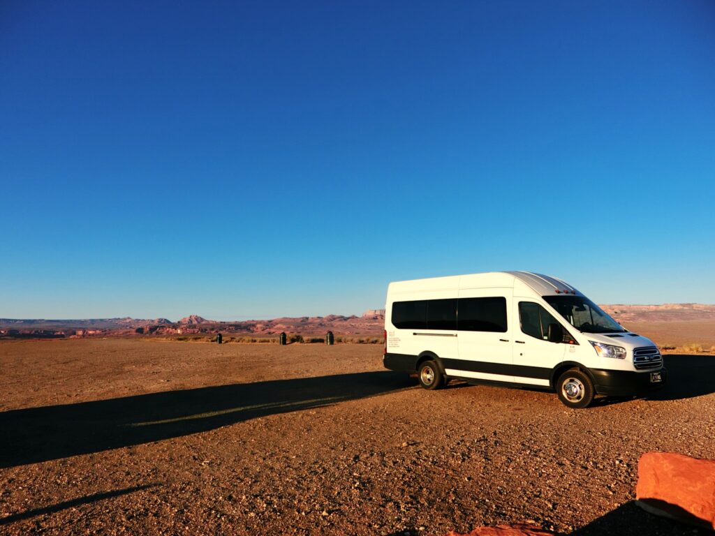 砂漠と車