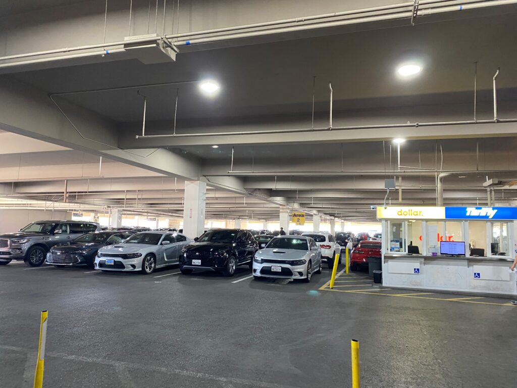レンタカー会社の駐車場の写真