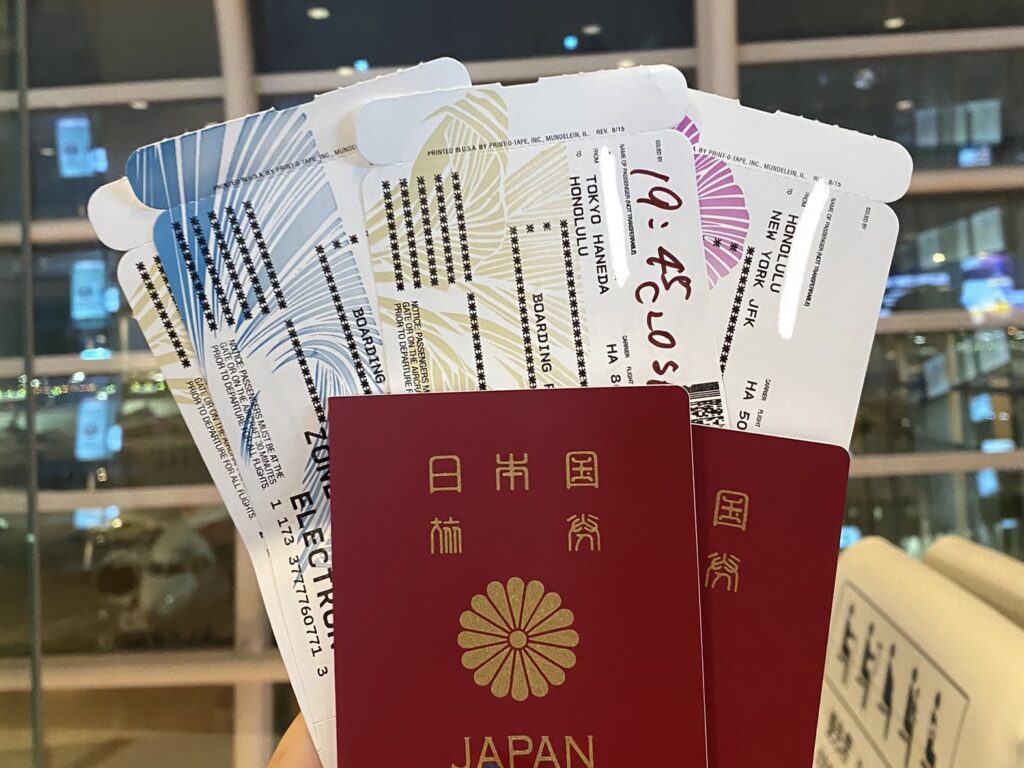 個人手配した航空券とパスポート