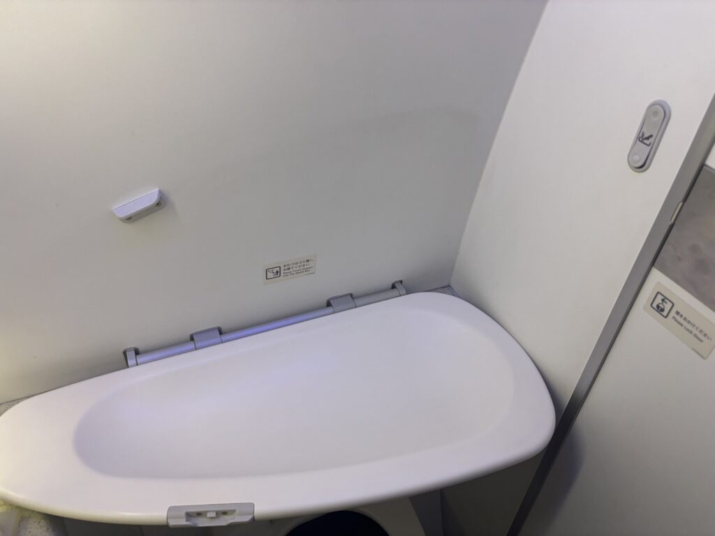 ZIPAIR ロサンゼルス 搭乗記【2023年10月最新版】機内トイレ
