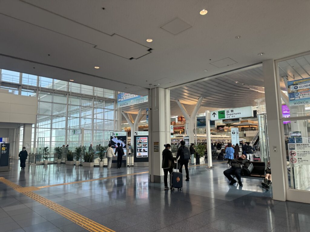 改札をでて羽田空港に入ったところ