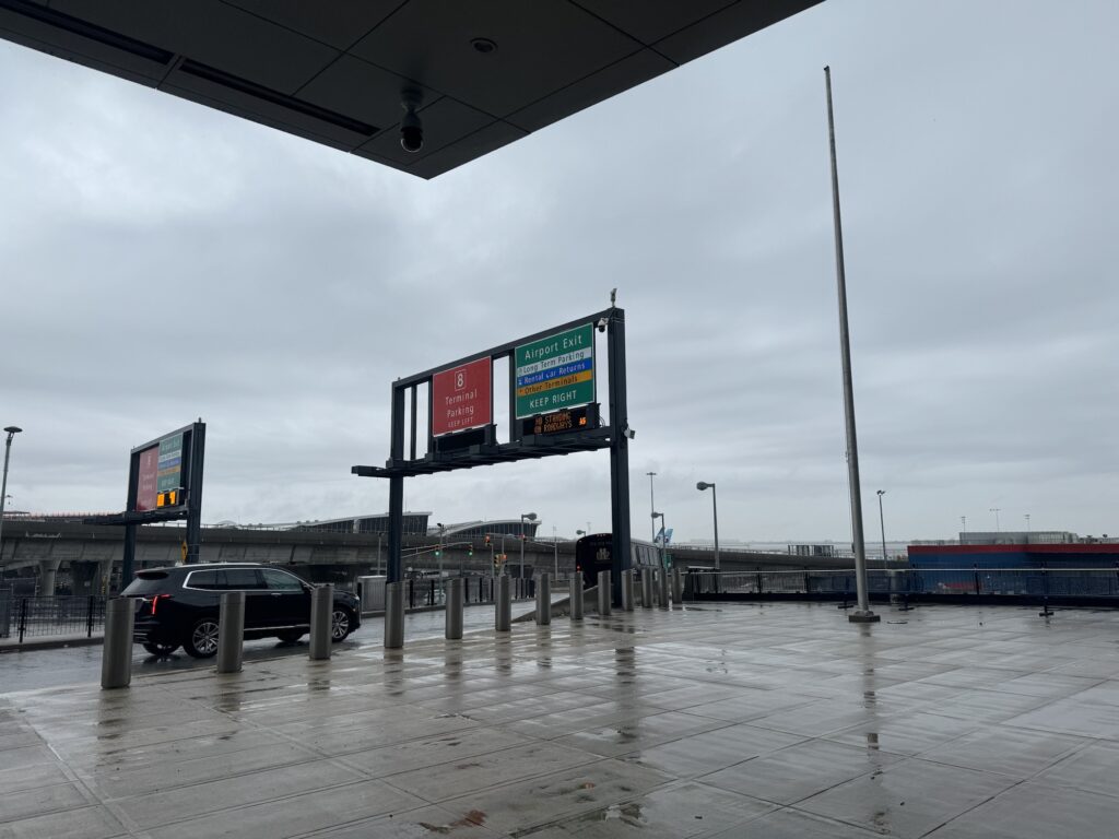 JFK空港に到着後に外にでたところの景色