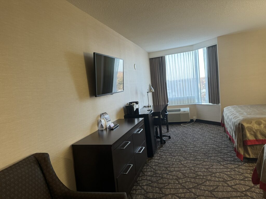 ラマダホテルのお部屋、テテレビとデスク
