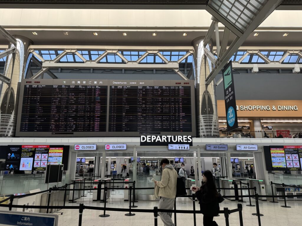 空港の保安検査場の入口