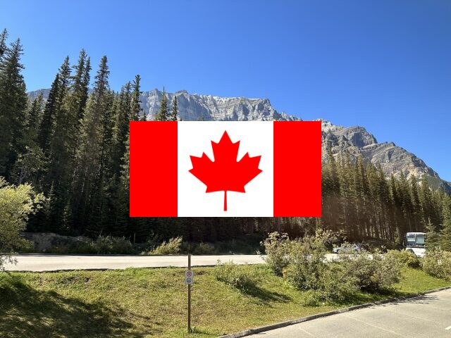 カナダの山とカナダ国旗